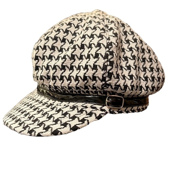 Women’s Houndstooth Knit Fashion Cap With Buckle Detail. - Picture 1 of 6